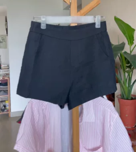 品牌黑色短裤，，腰围二尺.二尺一，穿一洗一...
