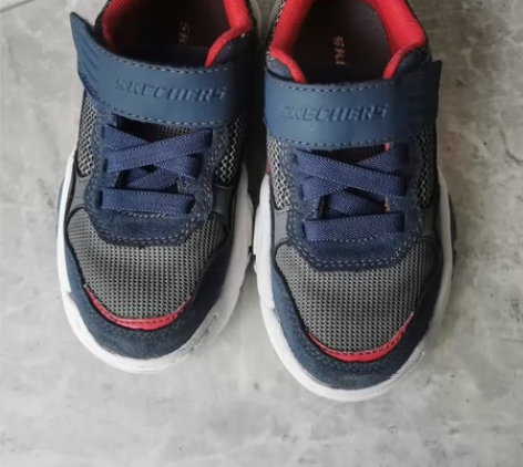 斯凯奇男童 春秋运动鞋 穿了几次 边上有摩...