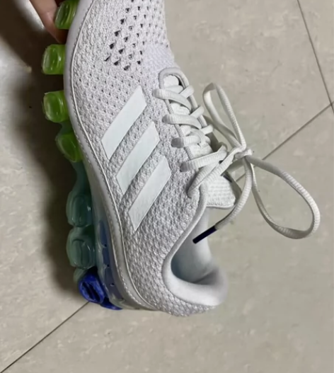 阿迪运动鞋，给孩子买的，38的，但好像偏大...