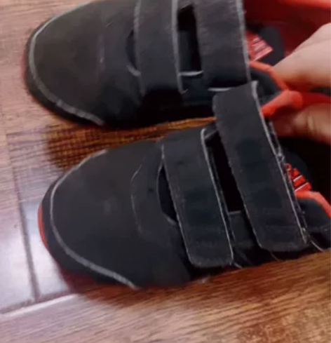 阿迪儿童运动鞋 鞋子超舒服，魔术贴的穿脱方...