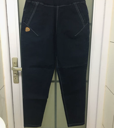 深蓝色牛仔裤 腰围尺码：34厘米。 全新未...