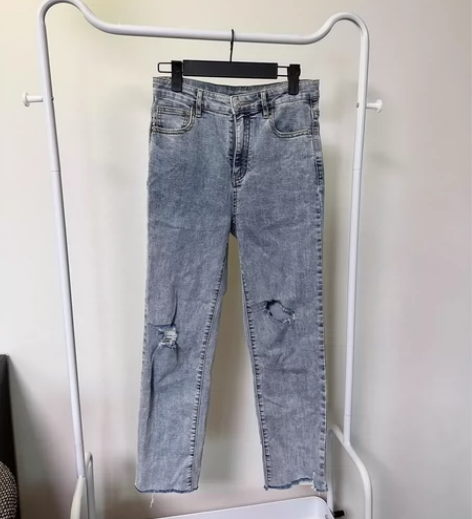 太平鸟破洞牛仔裤 烟管裤，脚口不是收口的，...