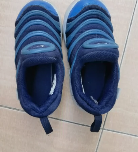 正品耐克毛毛虫童鞋 ，27码 去年穿了几次...