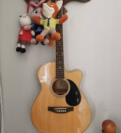 个人闲置旧吉他 家里没有会弹奏它的人，弦有...