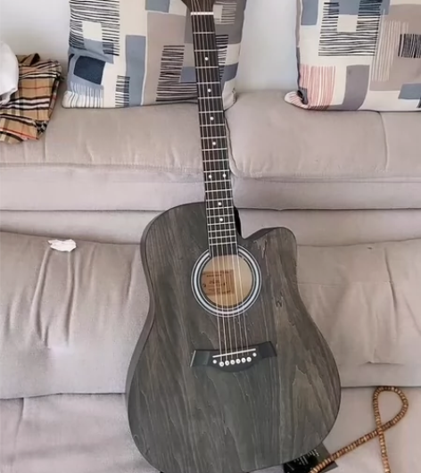 原价1600多的几乎全新吉他便宜出了，虽然...