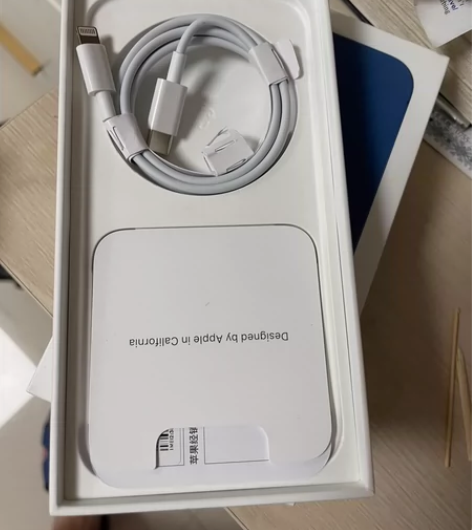 苹果13。iPhone13原装包装盒。如图...