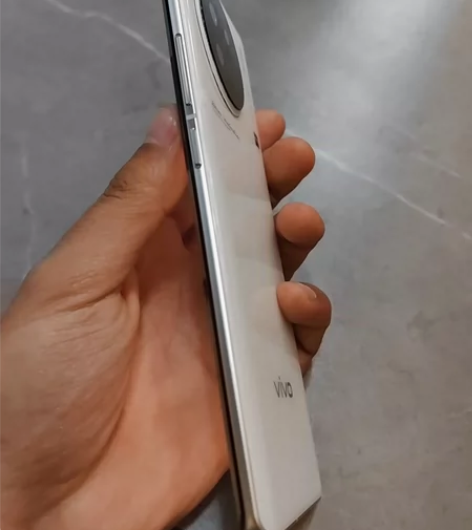 vivo x90捡漏!!!! 告白色 8+...