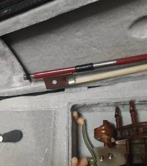 小提琴 有一根弦是断的。其他的都是完好的。...