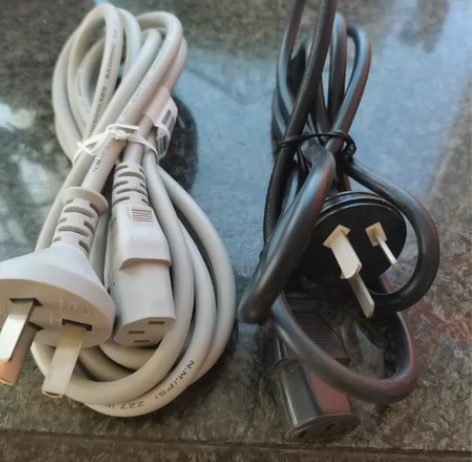 两个电脑电源线，全新的打包处理。八块。 感...
