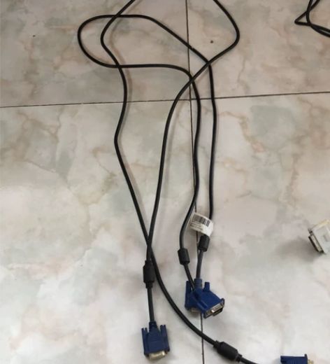 电脑电源线三根。 VGA视频线两根。dvi...