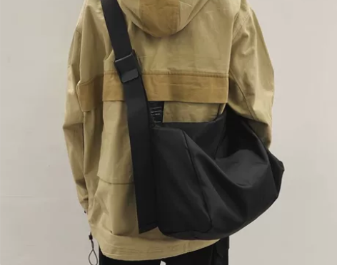 单肩包男潮牌休闲日系大容量斜挎包男生街头潮...