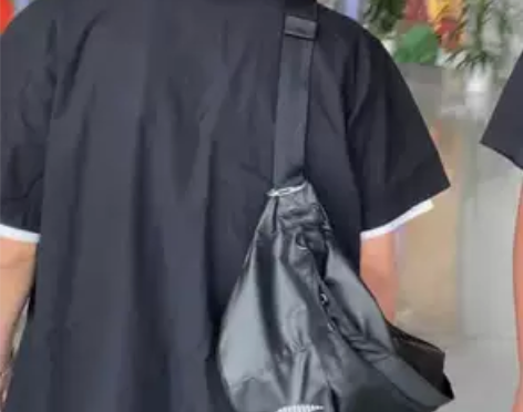 耐克斜挎包胸包男王一博同款大容量NIKE单...