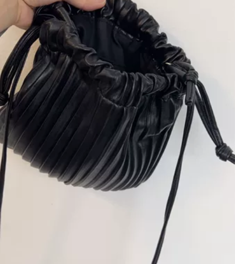 全新｜ 褶皱水桶包 可单肩可斜挎 买来一次...