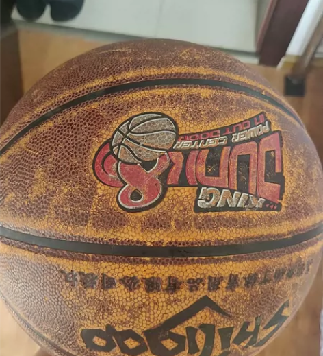 搬家出闲置，篮球 感兴趣的话点“我想要”和...