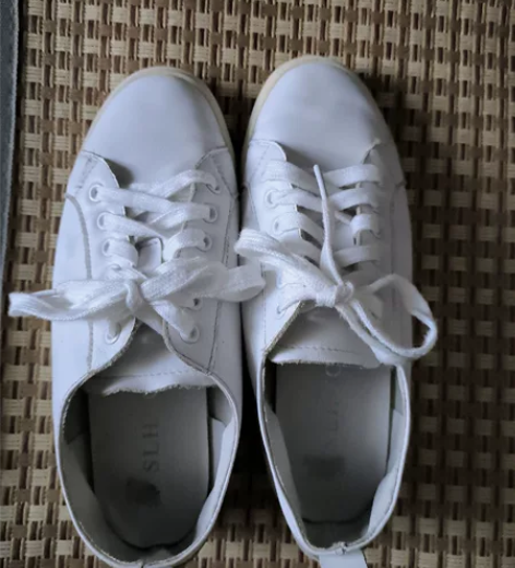 真皮小白鞋，36吗，轻微穿着痕迹，30元包...