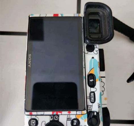 索尼6400单机身前年买的保护很好买来就贴...