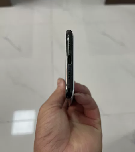 小米6。橙色就当很垃圾。指纹好的，换过屏幕...