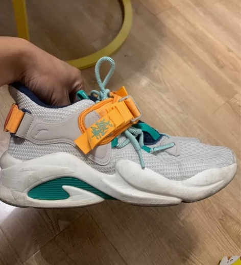 安踏篮球鞋 买来打球次数很少 磨损小 感...
