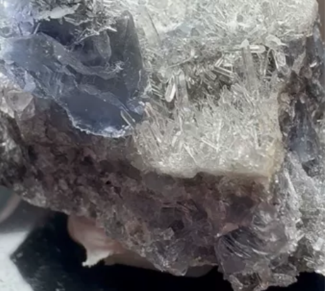 坦桑蓝萤石 一片小水晶森林，上面带了一些纸...