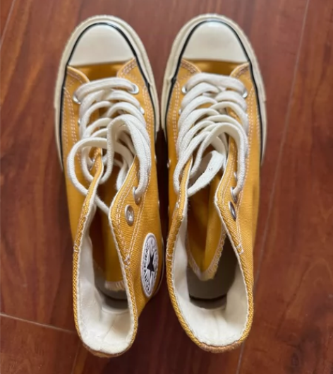 匡威黄色高帮鞋 尺码36 买时正好 回来穿...