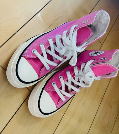 匡威 99.9%新，就穿这楼下小区逛了一圈...