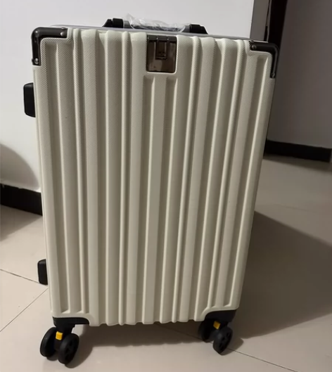 全新铝框拉杆箱。20-21寸白色的。拍婚纱...