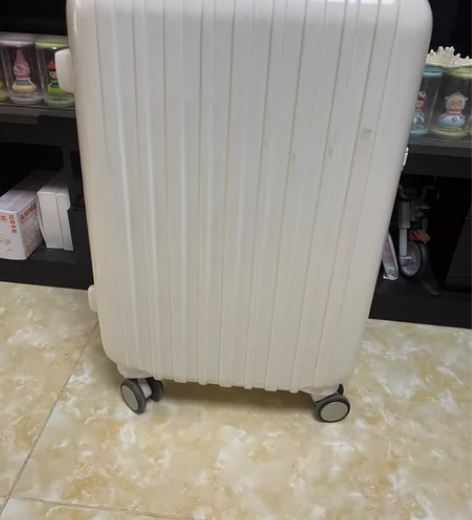 26寸白色行李箱，使用过五六次，钥匙款，钥...
