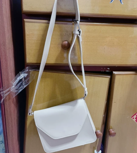 米白色斜跨包皮 全新 感兴趣的话点“我想要...