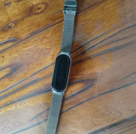 小米手环5nfc版，新买的银色手链，支持支...