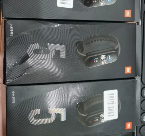 小米手环5  中间的有划痕  两边的几乎新...