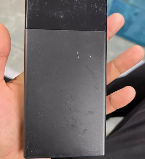 移动电源充电宝，买华为赠的，10000毫安...