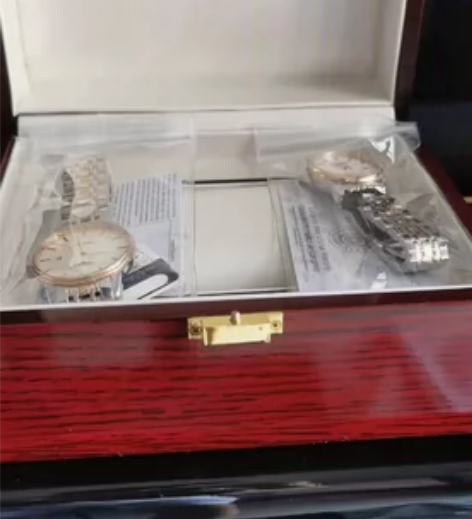 被戴绿帽子了，本来送给女朋友的浪琴手表，男...