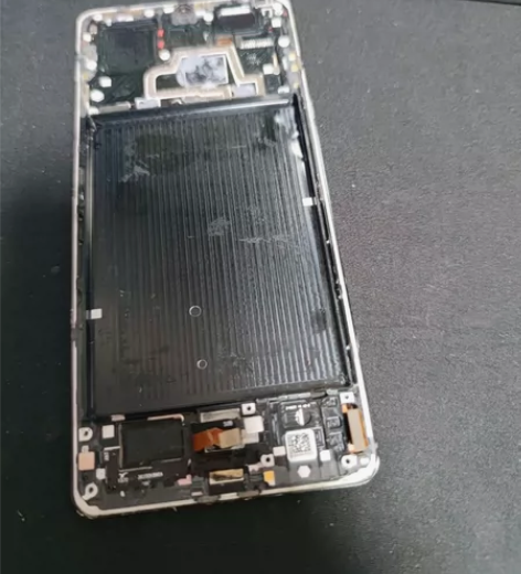 小米mix4中框，没变形，有点小花。屏幕还...