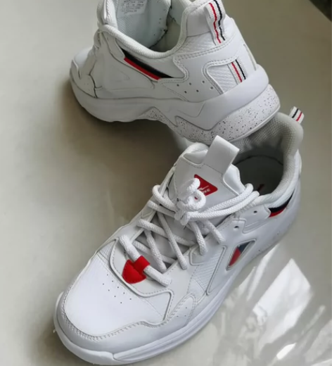 鸿星尔克网球鞋，pu材质的，一年四季可穿，...