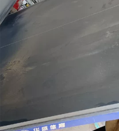 闲置乒乓球桌案子，弹性很好，四个桌角有磨损...