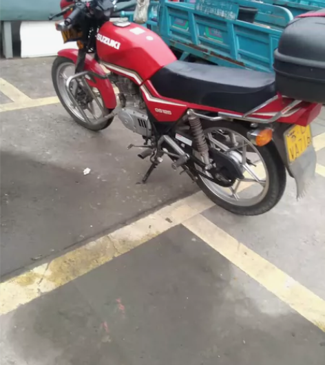 精典中国红摩托车，铃木王转让，不烧机油，声...