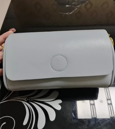 出包包，一个全新的淡蓝色的圆筒包包，超级好...