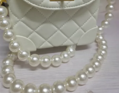 菱格小香风珍珠链条包羊皮 几乎全新质量很棒...