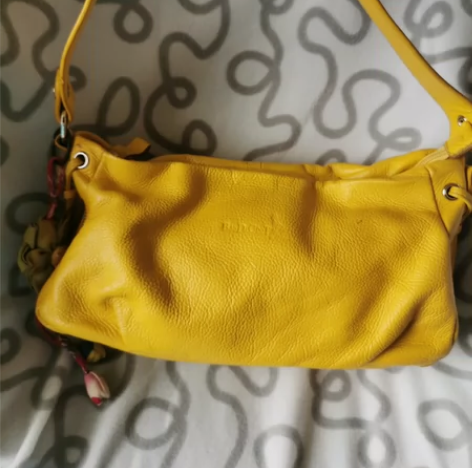 袋鼠真皮挎包，专卖店买来，用了两次。闲置，...