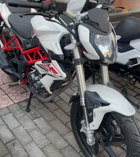 出售个人一手20年5月出厂的贝纳利红宝龙，...