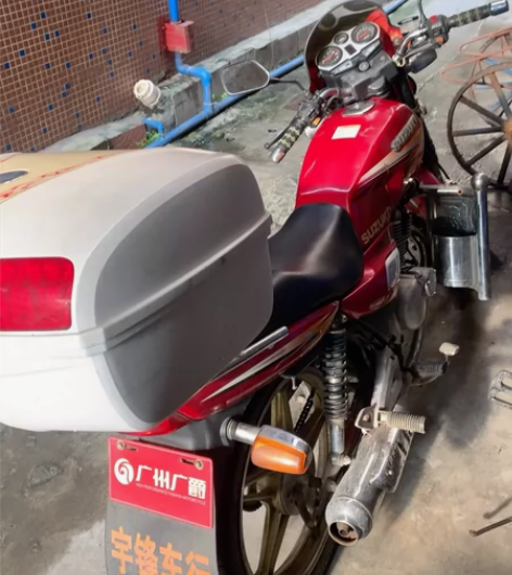 铃木钻豹125摩托车，车况良好，全原装质量...