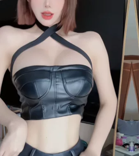 皮抹胸?皮裙一套，只穿过一次 感兴趣的话点...