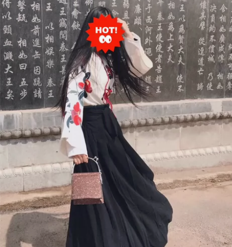 汉服三件套 感兴趣的话点“我想要”和我私聊...