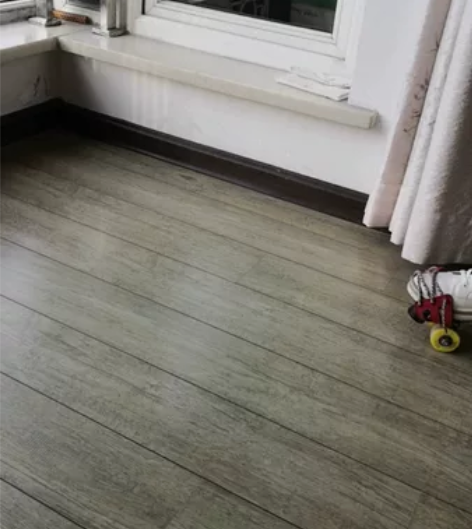 双排轮滑鞋，无破损，轮子润滑自如，鞋号可调...