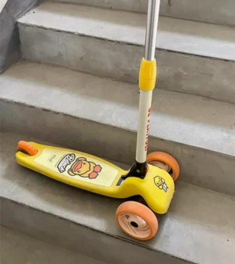 正版小黄鸭儿童滑板车，可调节高度，可折叠。...