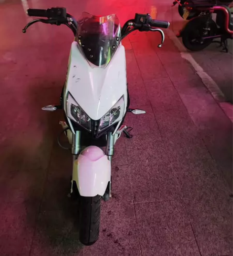 雅迪x5，20年8月份2999元，一把钥匙...