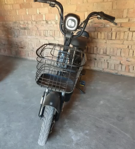 雅迪电动车20电瓶九成新 感兴趣的话点“我...