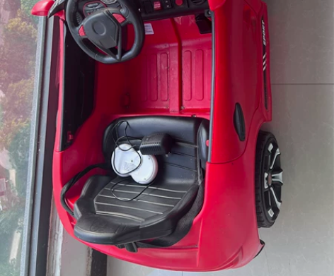 儿童电动小汽车，下楼两三次就一直在家里积灰...