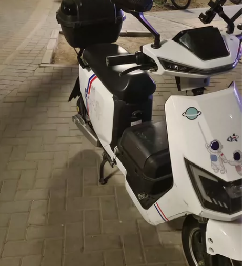 一个48付58安大铅酸电池，一个锂电池，满...