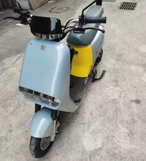 绿源电动车 有牌可以过户想买大一点的两个人...